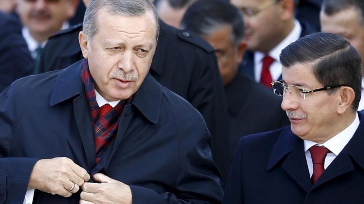 El presidente Erdogan (izquierda) junto el ya exprimer ministro Davutoglu al pasado mes de octubre.-REUTERS / UMIT BEKTAS