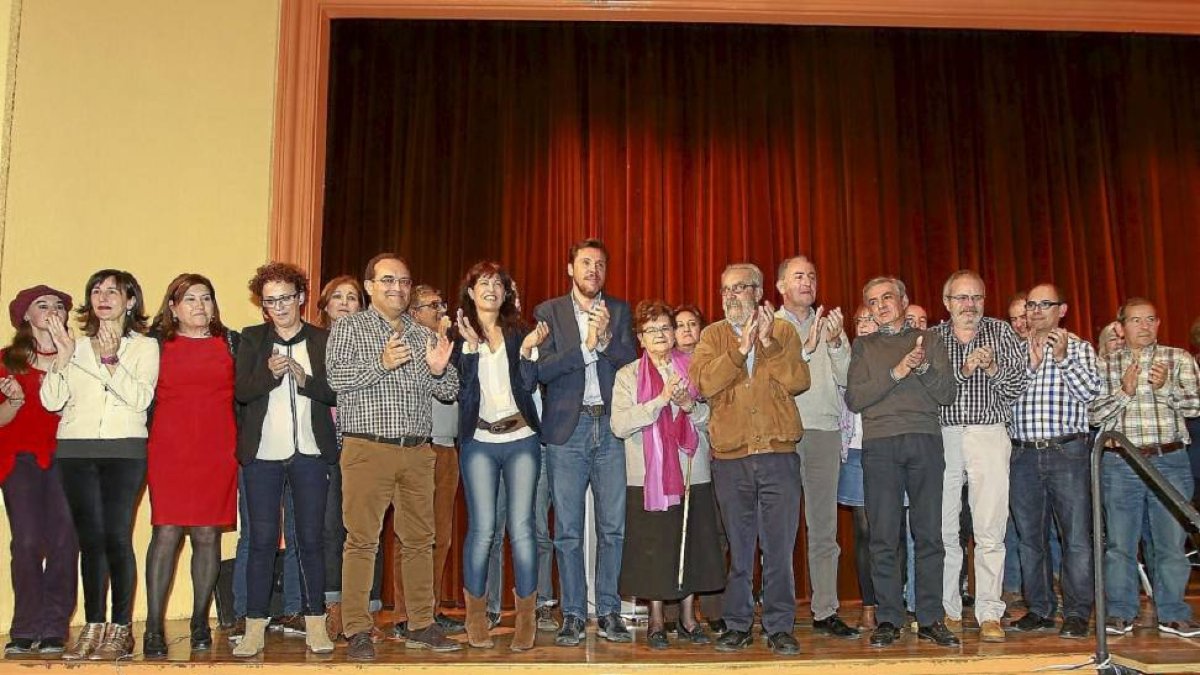 Puente, en el centro, junto a Ana Redondo y Bolaños con el resto de miembros de su candidatura-J.M.Lostau
