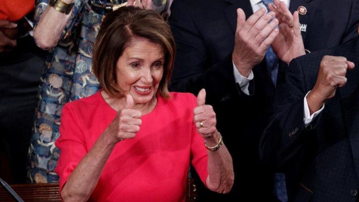 La líder democrata Nancy Pelosi reacciona tras ser elegida este jueves como presidenta de la Camara Baja de EEUU.-EFE / SHAWN THEW