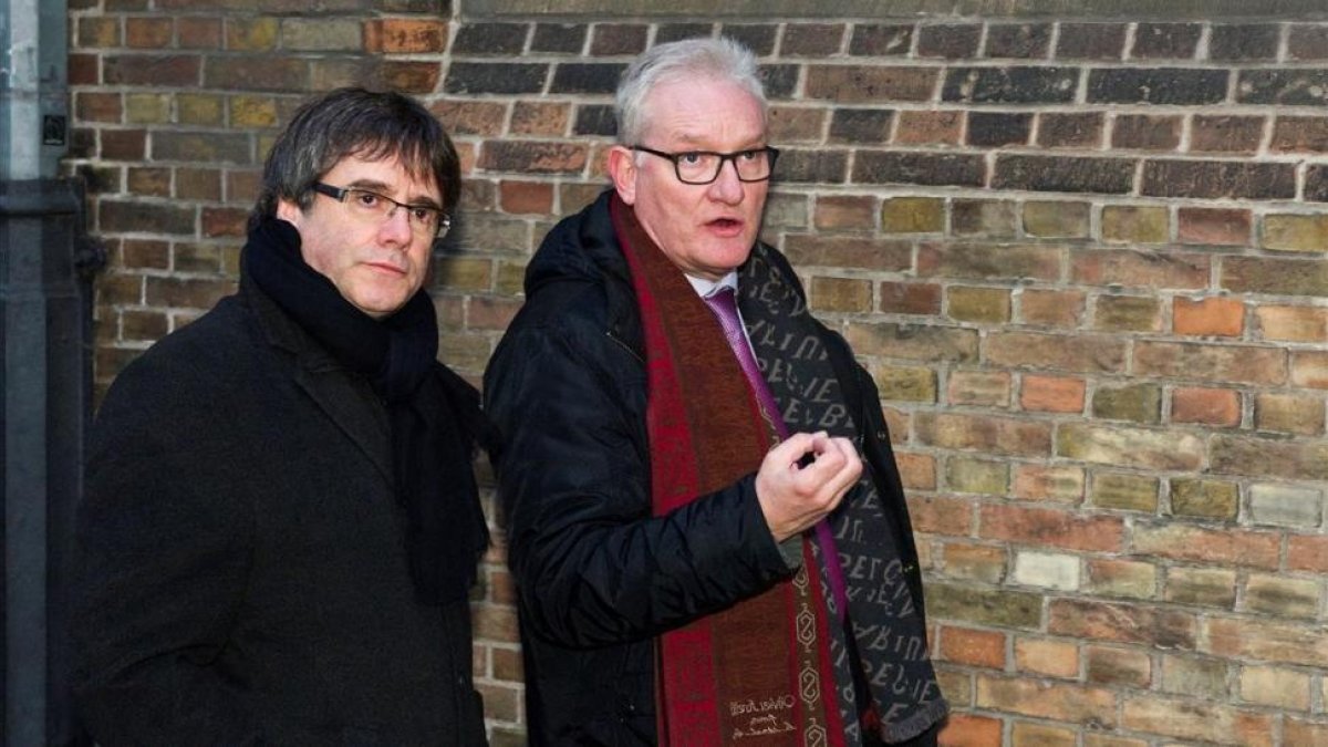 Carles Puigdemont y el senador Pol van den Driessche, en Brujas (Bélgica)-/ HORST WAGNER (EFE)