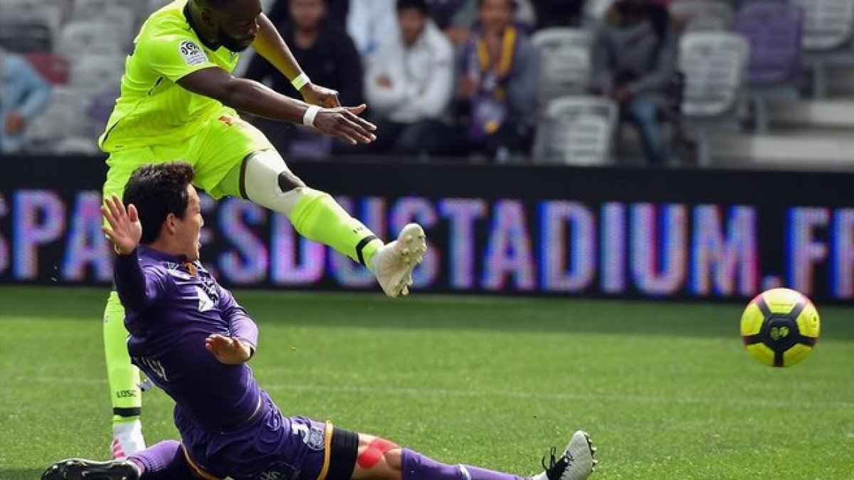 El defensa del Toulouse Shoji corta el avance del delantero del Lille Pepe.-AFP / REMY GABALDA