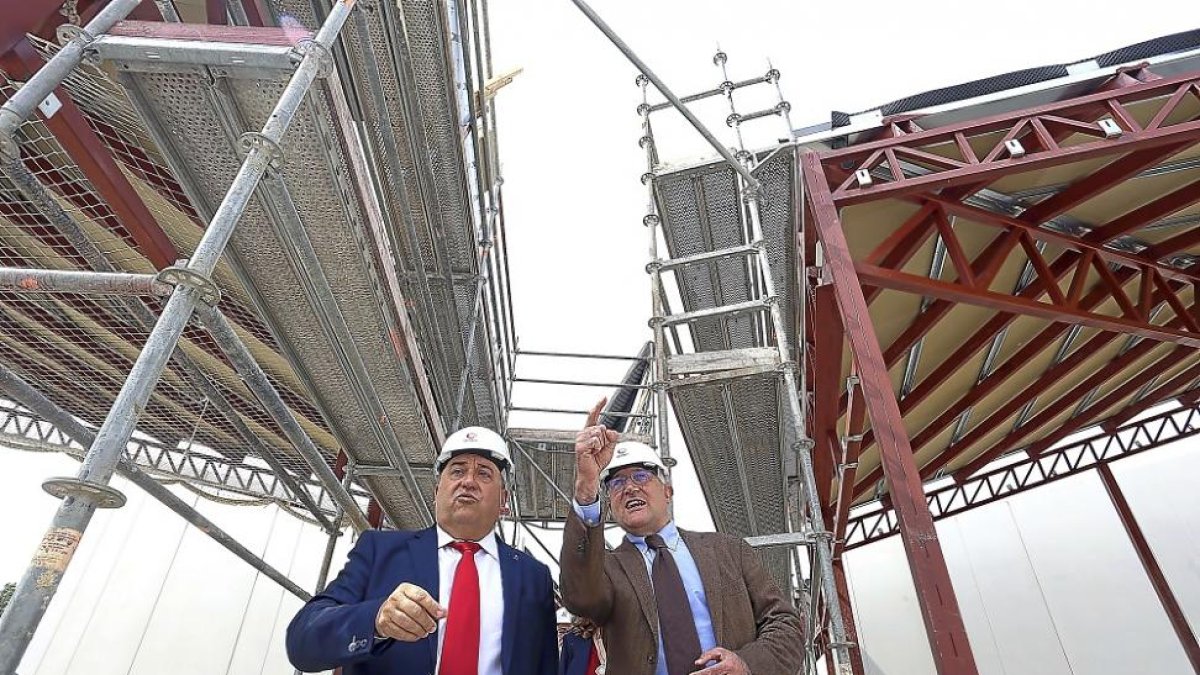 José Manuel Barrio y Jesús Julio Carnero ayer, durante la visita a las obras de la Casa de la Música y el Teatro.-ICAL
