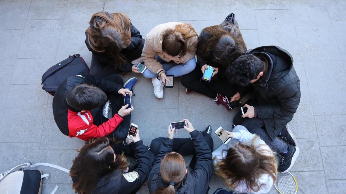 Un grupo de estudiantes de Secundaria, con sus teléfonos durante el recreo.-M.Á.SANTOS