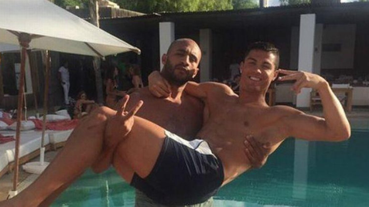 Cristiano, en brazos de su amigo Badr Hari, en un hotel de Marrakech.-TWITTER