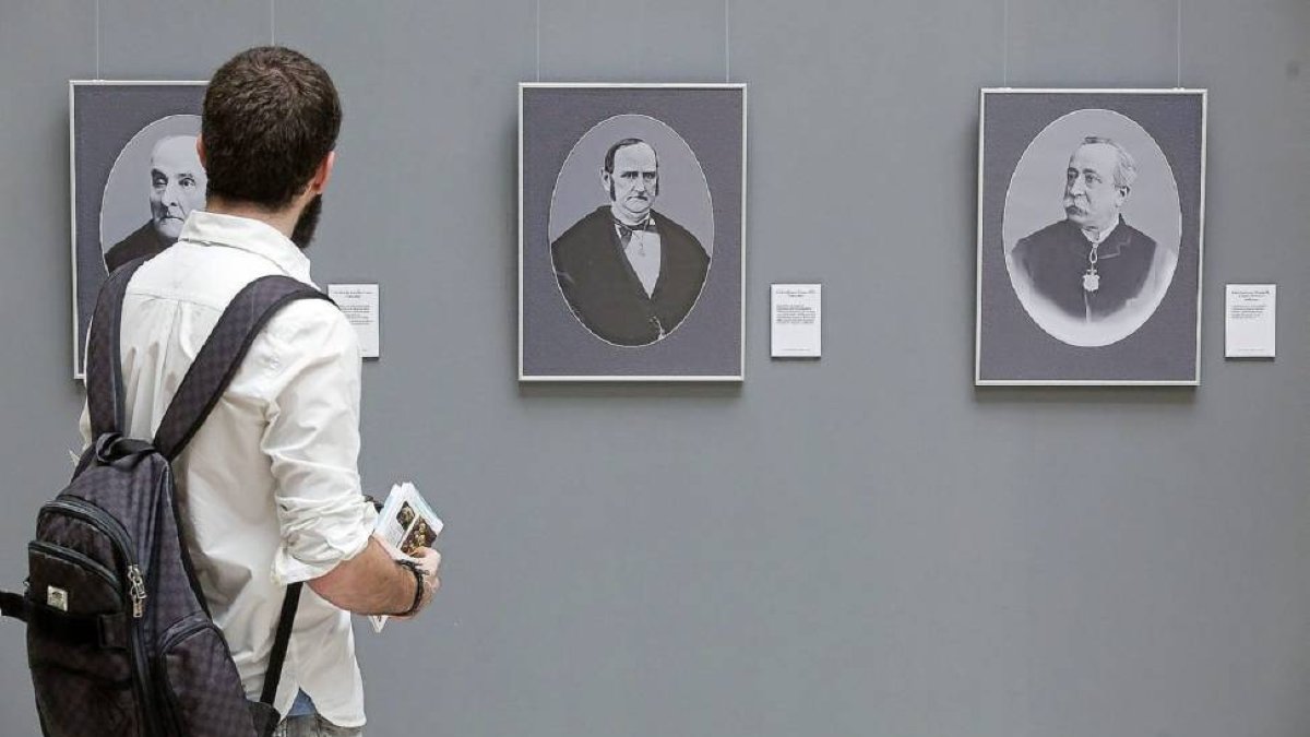 Un joven observa algunas de las fotografías de alumnos ilustres que han pasado por las aulas de la Universidad de Valladolid-Pablo Requejo