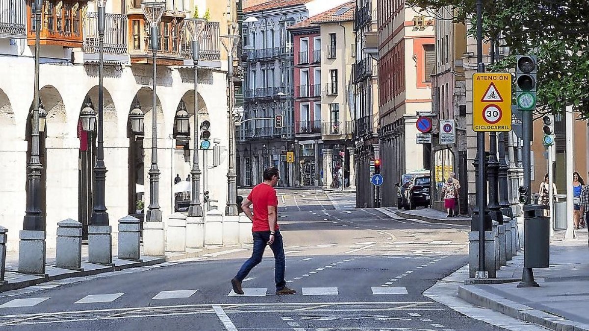 Un peatón atraviesa una calle libre de tráfico en Valladolid.-MIGUEL ÁNGEL SANTOS