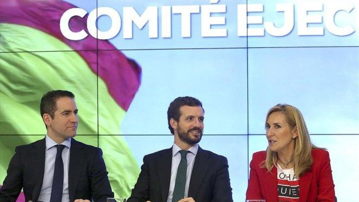 Pablo Casado, presidente del PP, en el centro, entre Ana Beltrán, vicesecretaria de Organización, y Teodoro García Egea, secretario general.-DAVID CASTRO