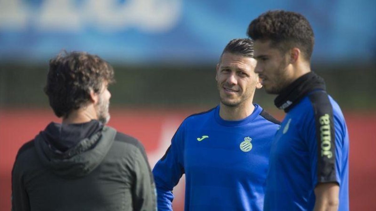 Demichelis, entre Quique Flores y Diego Reyes, en el entrenamiento de este jueves en Sant Adrià.-JORDI COTRINA