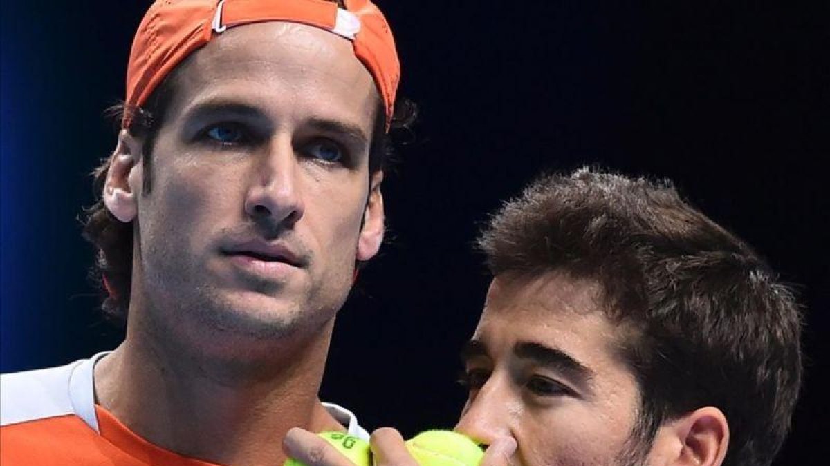Feliciano y Marc López preparan una jugada ante Ram y Klaasen.-AFP / GLYN KIRK