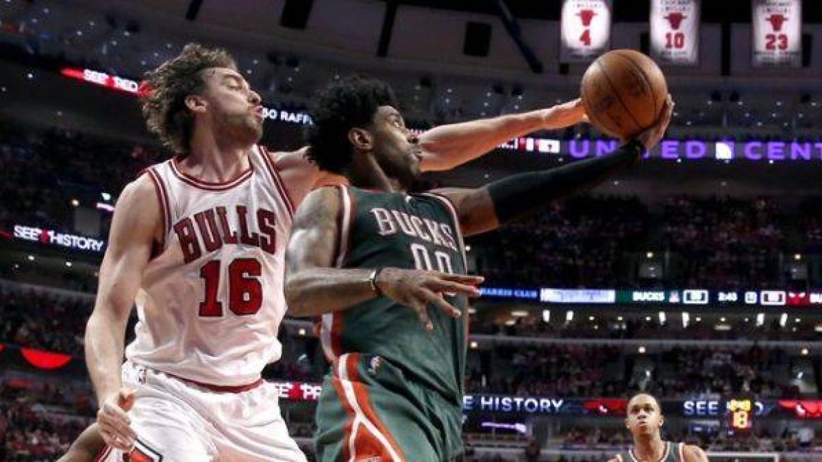 Pau Gasol pelea bajo canasta en el partido disputado en el United Center de Chicago.-Foto: AP / CHARLES REX ARBOGAST