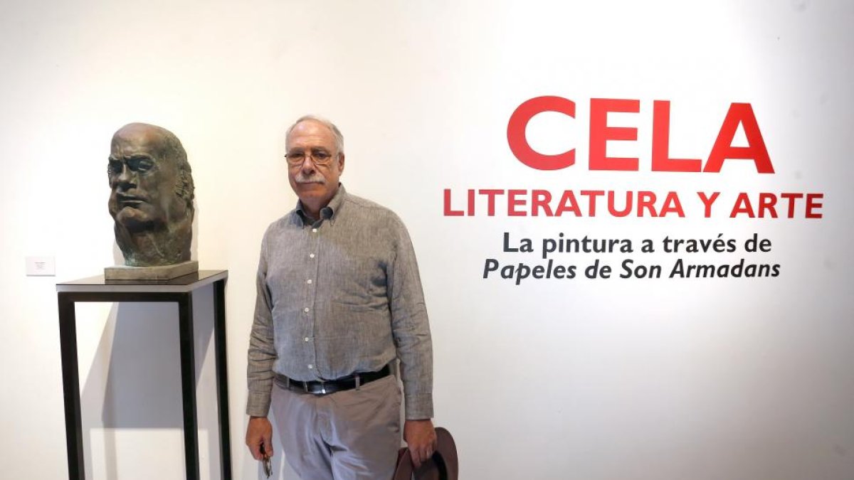 El hijo del escritor y comisario de la muestra, Camilo José Cela Conde, junto al busto de su padre en la exposición-ICAL