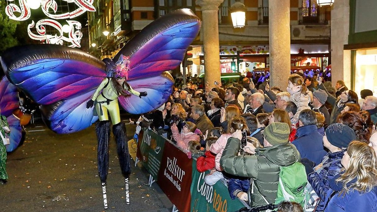Una de las animaciones de la Cabalgata del pasado año durante el desfile.-J.M. LOSTAU