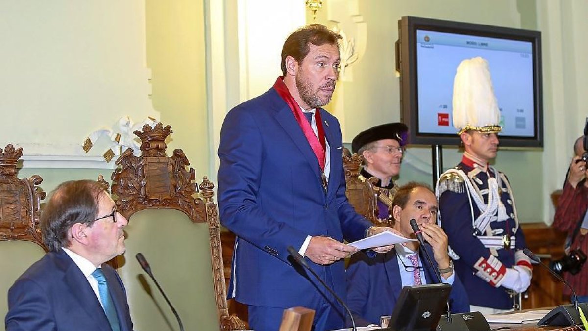 Puente, durante su dicurso tras ser investido como alcalde.-J. M. LOSTAU