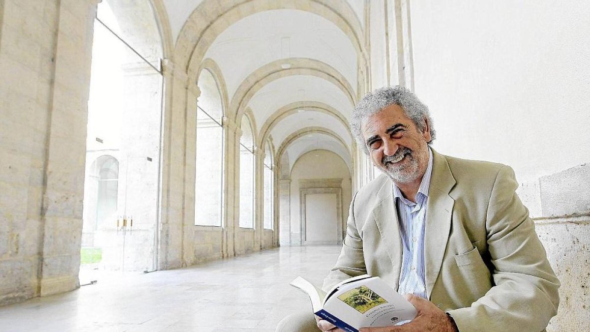 Ernesto Escapa, con una de sus obras.-MONTSE SERRADOR
