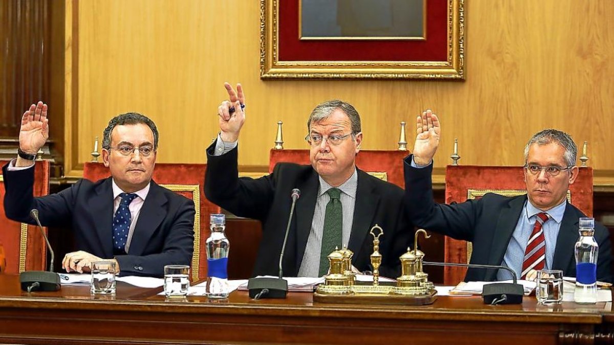 Salguero, Silván y López Benito votan a favor de los presupuestos municipales en el Pleno de León.-ICAL