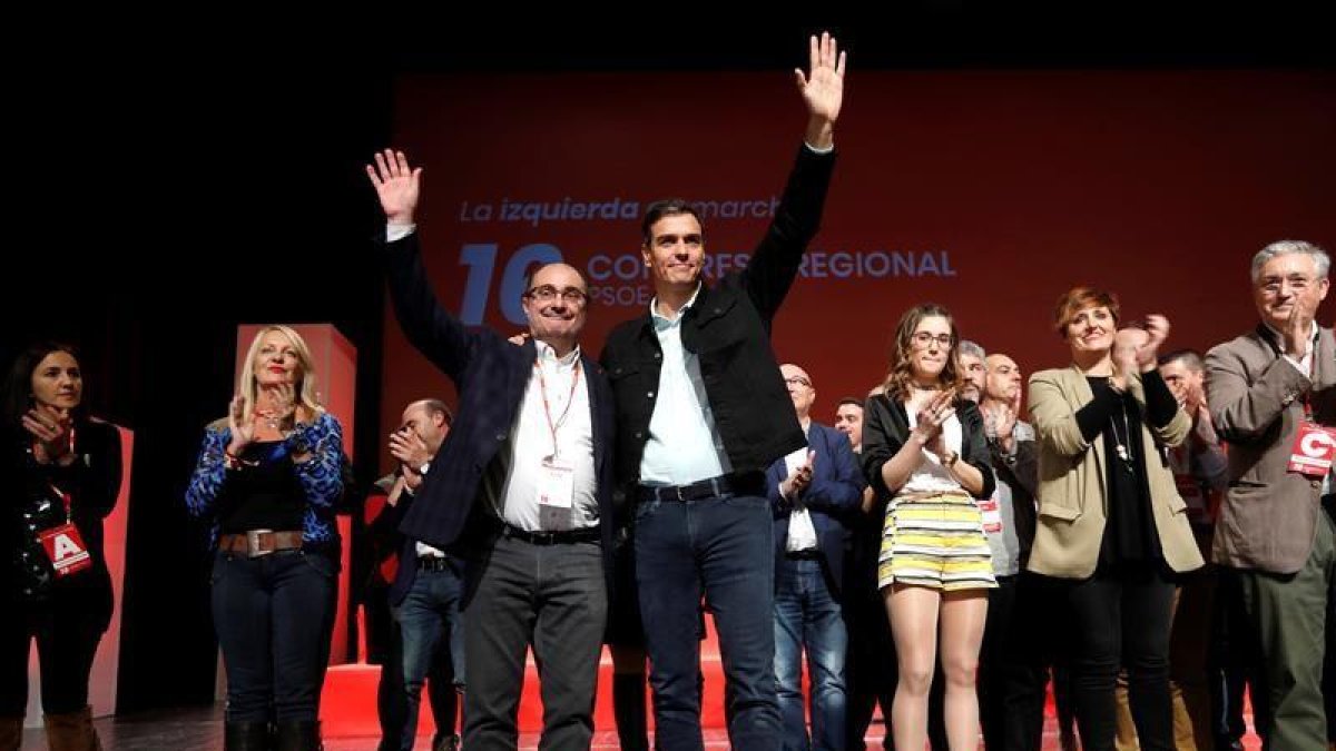 El secretario general del PSOE, Pedro Sánchez (d), y el reelegido líder de los socialistas aragoneses, Javier Lambán (i), durante la clausura del 16º Congreso Regional del partido en Aragón.-EFE