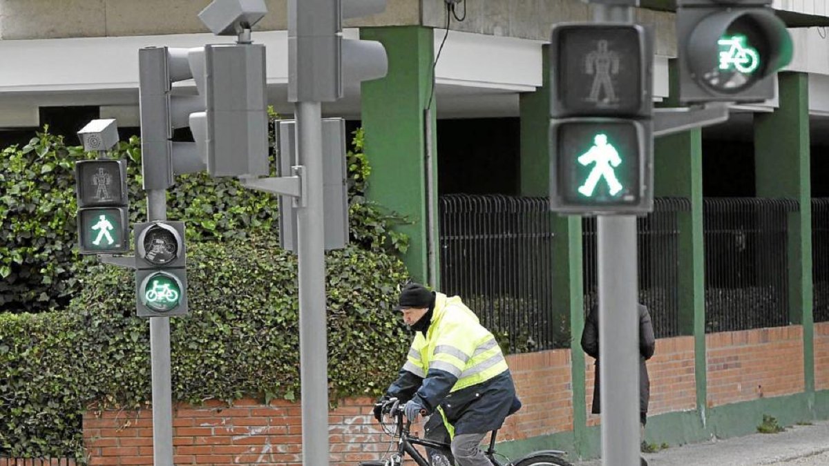 Imagen de archivo de un ciclista por un carril bici de Valladolid.-J. M. Lostau