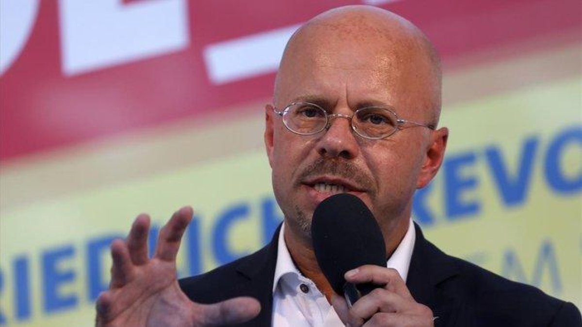 El candidato de AfD para Brandeburgo, Andreas Kalbitz, durante un mitin.-FELIPE TRUEBA (EFE)