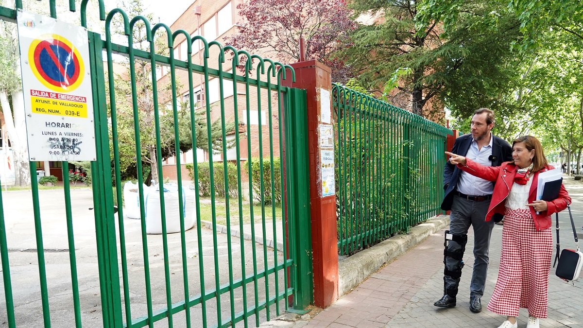 Puente y Victoria Soto junto al colegio León Felipe.-E. M.