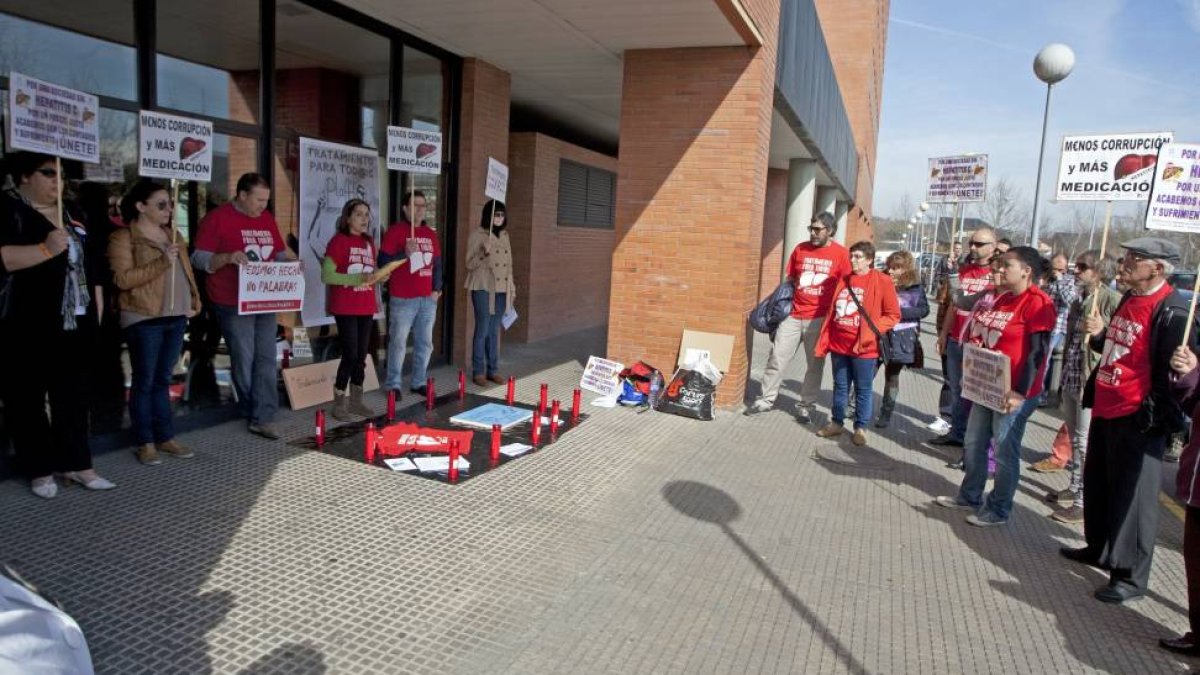 Concentración en en el hospital El Bierzo de Ponferrada, de la Plataforma de Afectados por la Hepatitis C para pedir tratamiento-Ical