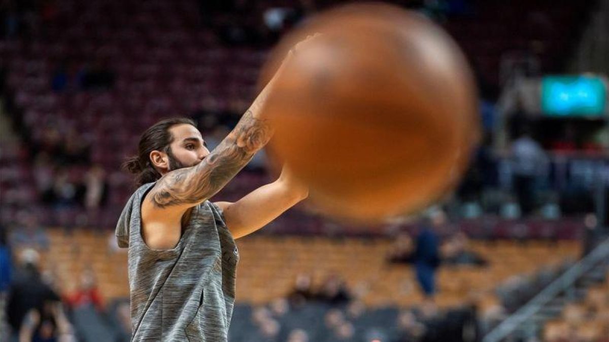 Ricky Rubio calienta antes del inicio de su partido de baloncesto de la NBA contra los Toronto Raptors en Toronto, Canadá.-WARREN TODA / EFE
