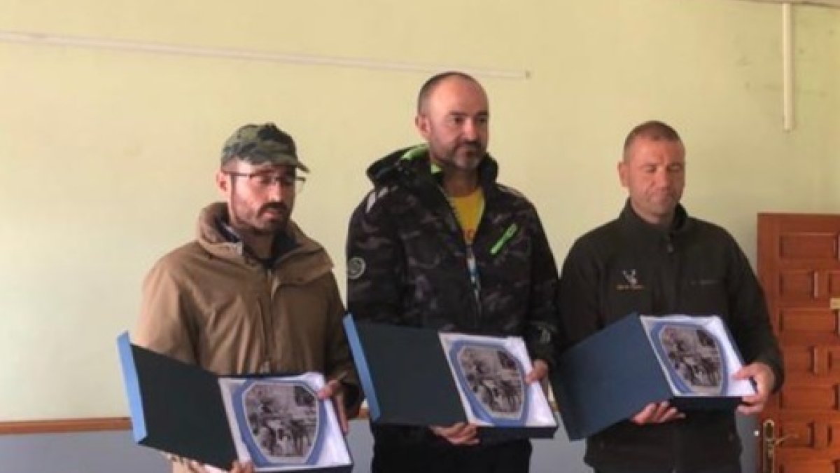 Los tres cazadores regionales clasificados para la semifinal nacional de caza menor con perro. -LEONARDO DE LA FUENTE