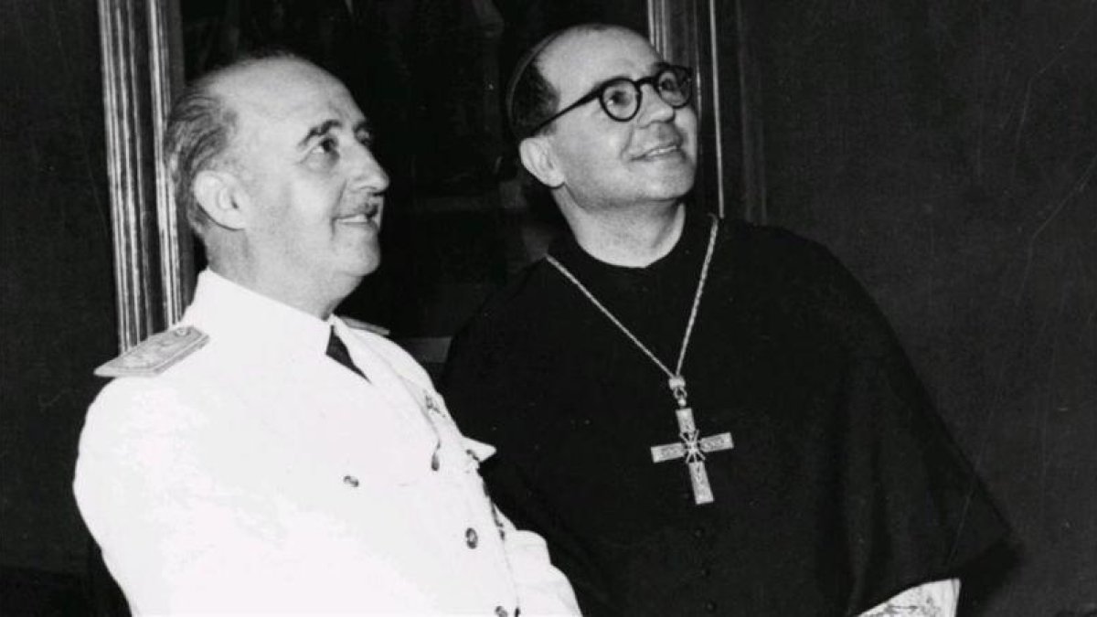 El general Francisco Franco y Aureli Maria Escarré, abad de Montserrat, en una imagen de archivo.-EL PERIÓDICO
