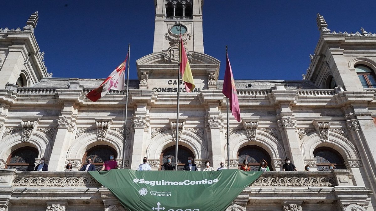 Pañoleta contra el cáncer colocada en la Casa Consistorial . - E. M.