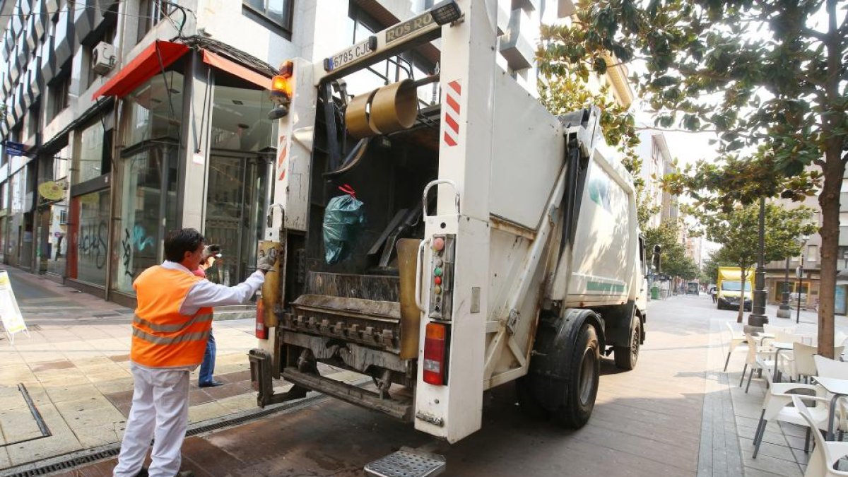 Un camión recoge la basura en Ponferrada.-ICAL