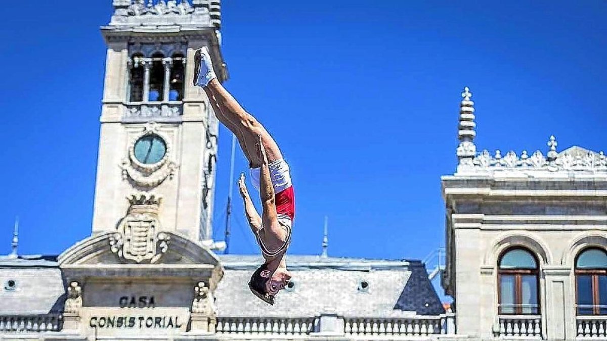 Un salto acrobático en la presentación de la última Copa del Mundo celebrada en Valladolid en 2017.-EL MUNDO