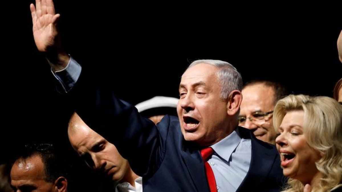 El primer ministro israelí, Binyamin Netanyahu, con su esposa Sara durante un acto electoral en Tel Aviv.-REUTERS / AMIR COHEN