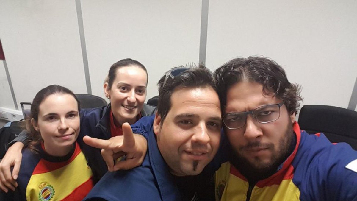 Fotografía colgada en las redes sociales del equipo, en el aeropuerto de Dubai.-