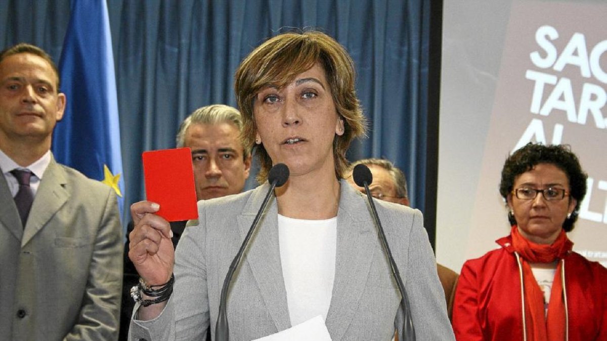 La fiscal jefe de Valladolid, Esther Pérez, en una imagen de archivo saca tarjeta roja contra el maltratador.-E. M.