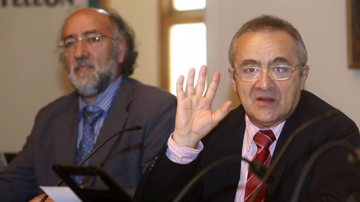 La Fundación MonteLeón falla su 52 Premio de Libro de Cuentos al que concurrieron 252 obras. En la imagen, el gerente de la fundación, Dionisio Domínguez y el escritor Rogelio Blanco-Ical