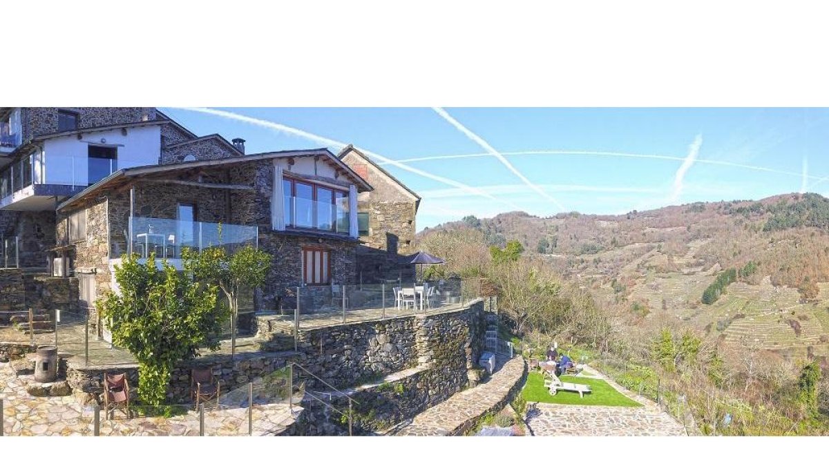 Exterior de la casa rural. Abajo, detalle de dos estancias de Cabo do Mundo.-L.P.