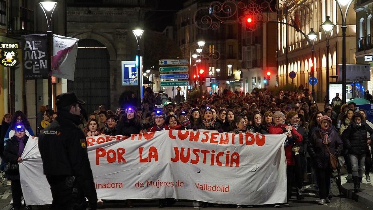 Cerca de 300 personas protestaron contra la sentencia de la ‘Manada de Manresa’.-M.Á. SANTOS/ PHOTOGENIC