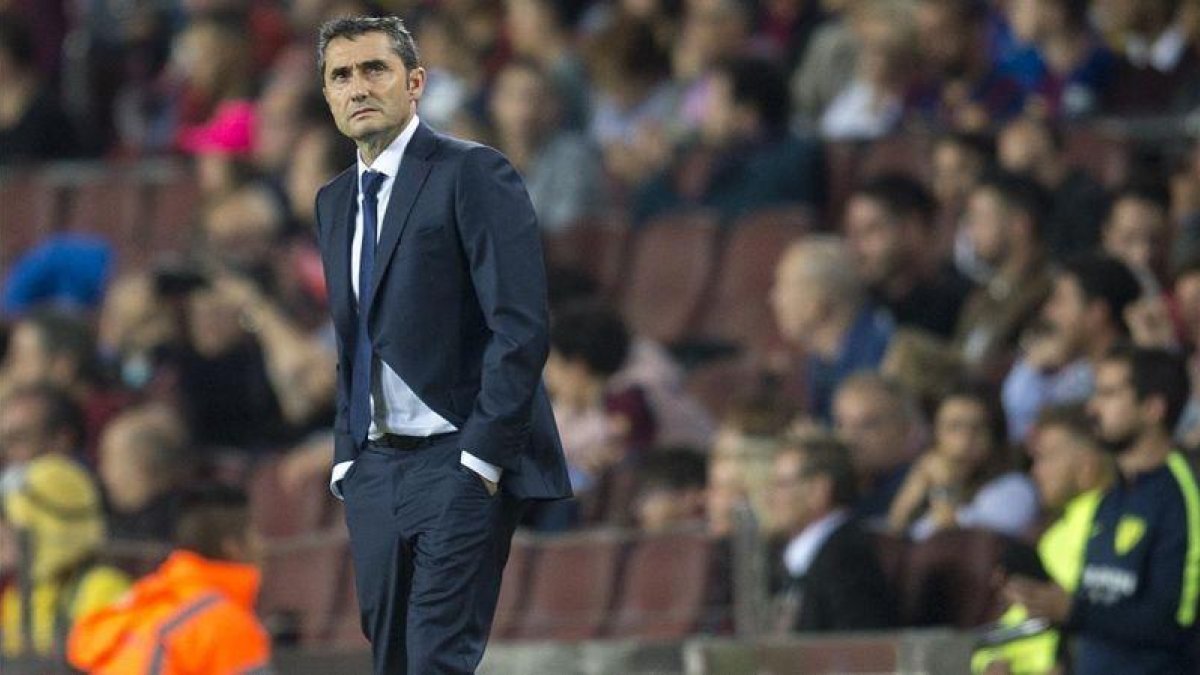 Valverde, en el Camp Nou durante el partido con el Málaga.-JORDI COTRINA