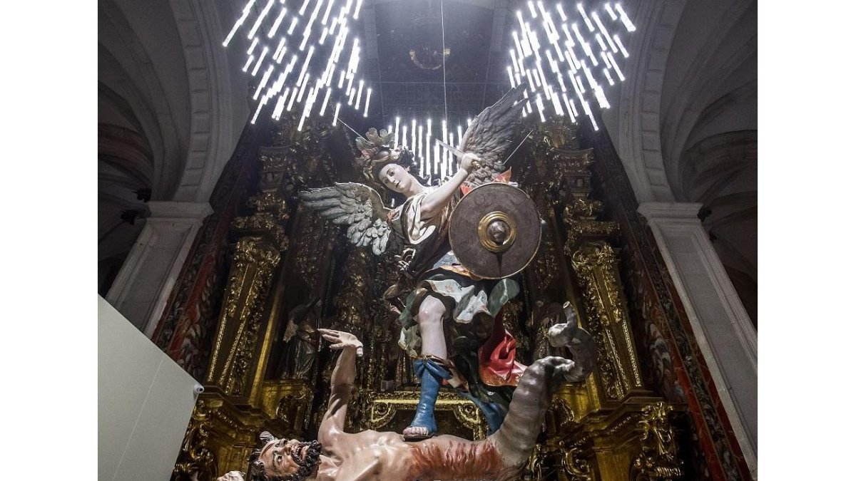 ‘San Miguel Arcángel’, de Luis Salvador Carmona, es una de las «obras centrales» de la muestra. Por eso se ubica ante el retablo de la iglesia de San Pedro.-FOTOS: SANTI OTERO