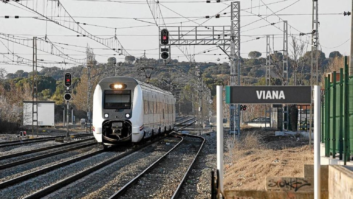 Vias de tren a la altura de Viana de Cega, ayer a la una de la tarde, sin circulación tras el atropello. J.M. LOSTAU