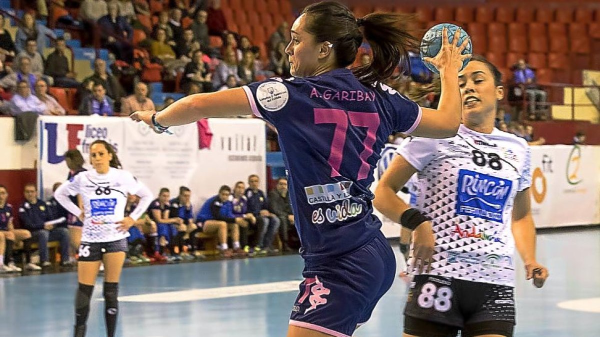 Amaia se eleva para lanzar ante la mirada de una rival de Málaga-Pablo Requejo