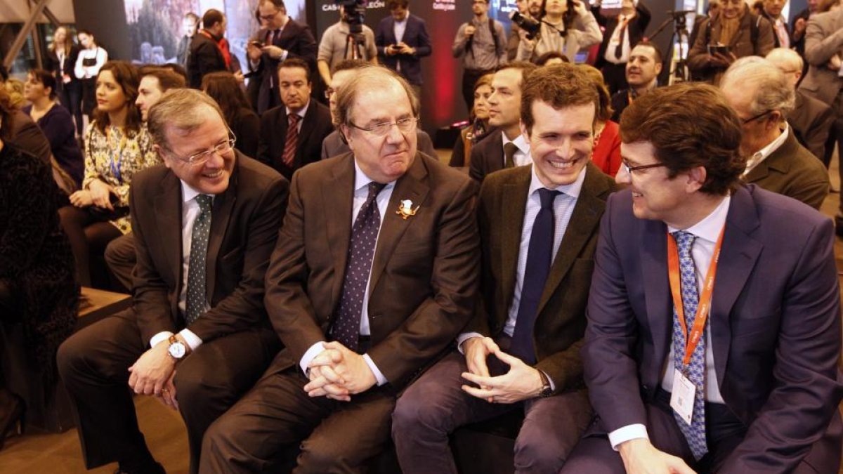 El presidente de la Junta, Juan Vicente Herrera, visita el stand de la Comunidad, en la imagen (I a D) el alcalde de León, Antonio Silvàn, el presidente, el diputado por Ávila, Pablo Casado y el alcalde de Salamanca, Alfonso Fernández Mañueco-ICAL
