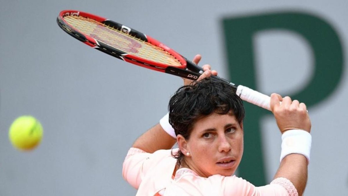 Carla Suárez, durante el partido contra Putintseva, en Roland Garros.-AFP / MARTIN BUREAU
