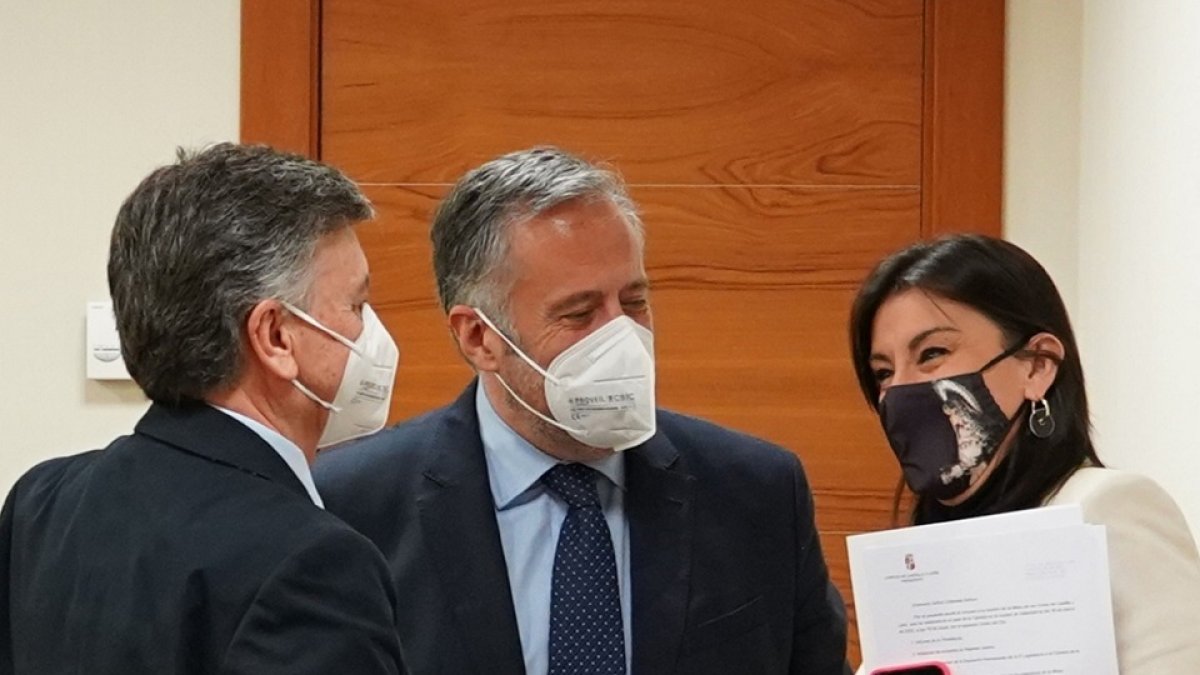 Francisco Vázquez, Carlos Pollán y Ana Sánchez, en la reunión de la primera Mesa de las Cortes de ayer. ICAL