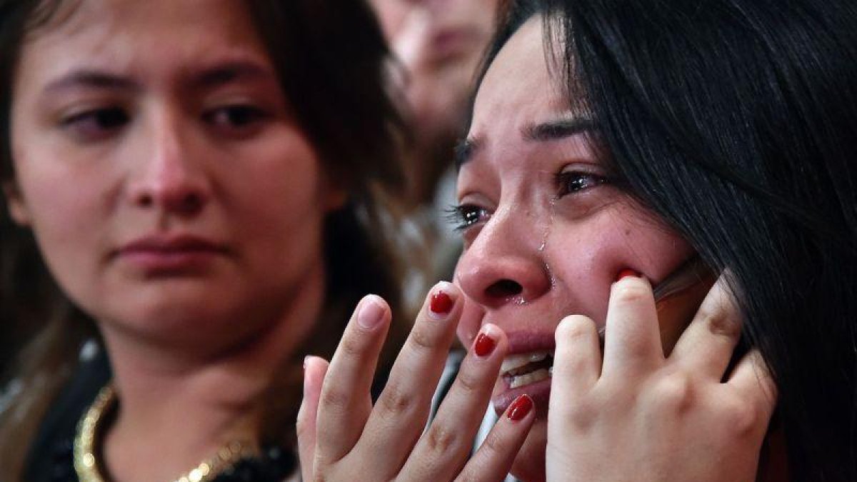 Una mujer llora al conocer el resultado del referéndum.-GUILLERMO LEGARIA / AFP