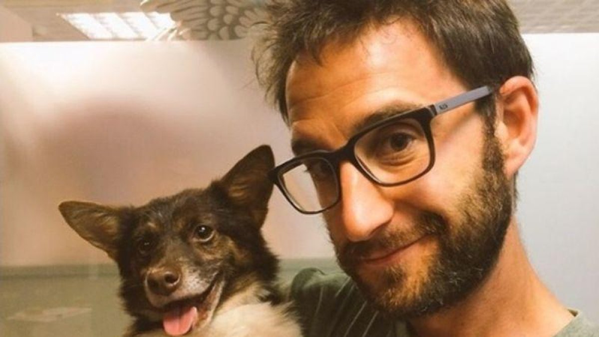 El actor Dani Rovira utiliza Twitter e Instagram para promocionar y defender la adopción de perros.-INSTAGRAM