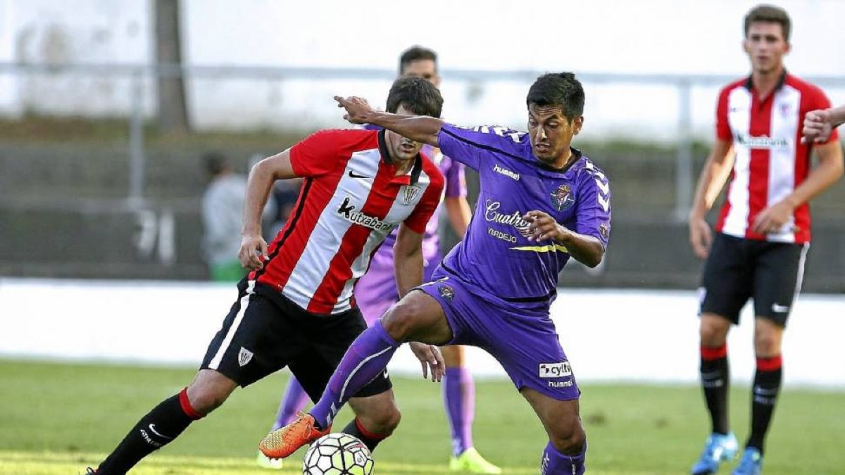 El debutante Zambrano, que jugó toda la segunda parte, controla el balón en el centro del campo del estadio Las Llanas.-Photo-deporte