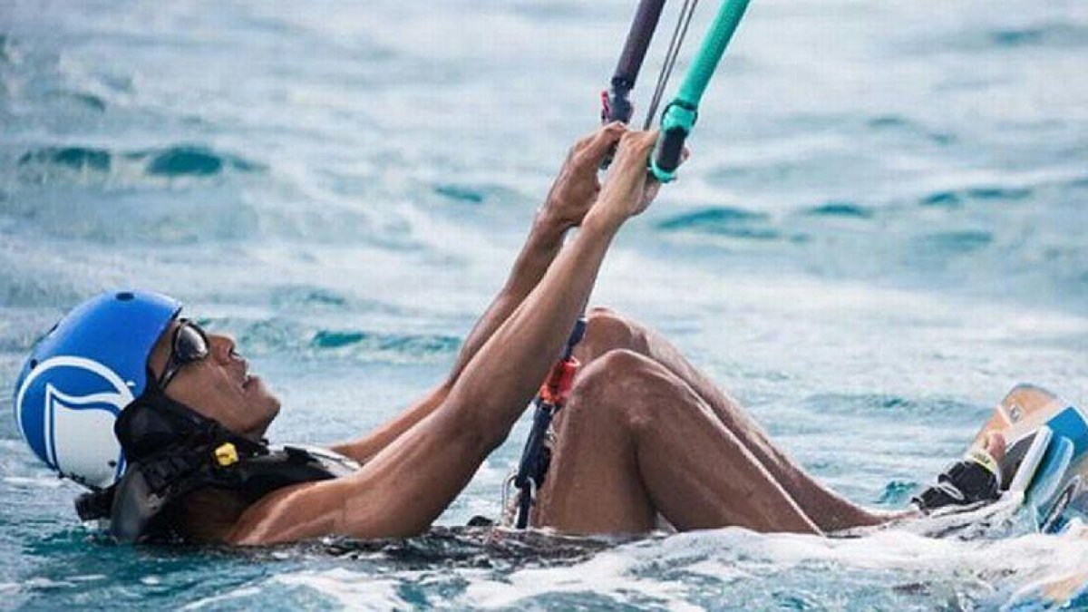 Barak Obama y Richard Branson, compiten en kitesurfing en Isla Mosquito (Islas Vírgenes).-JACK BROCKWAY