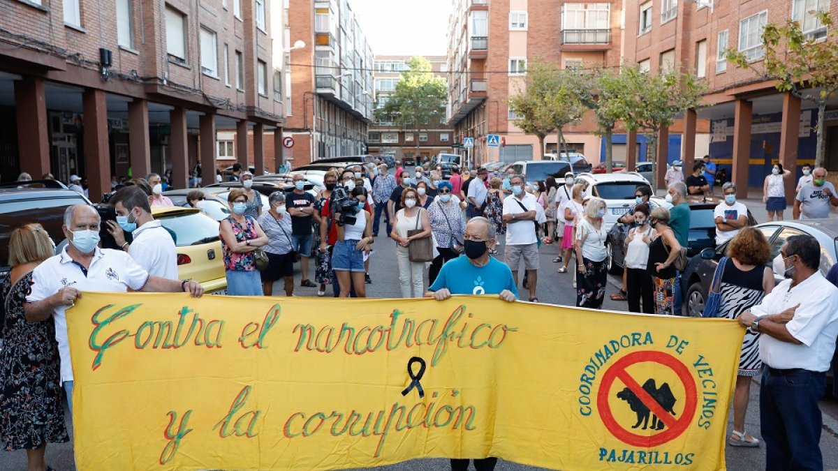 Los vecinos de Pajarillos, en un momento de la concentración para exigir el fin del narcotráfico y el deterioro del barrio. J.M. LOSTAU