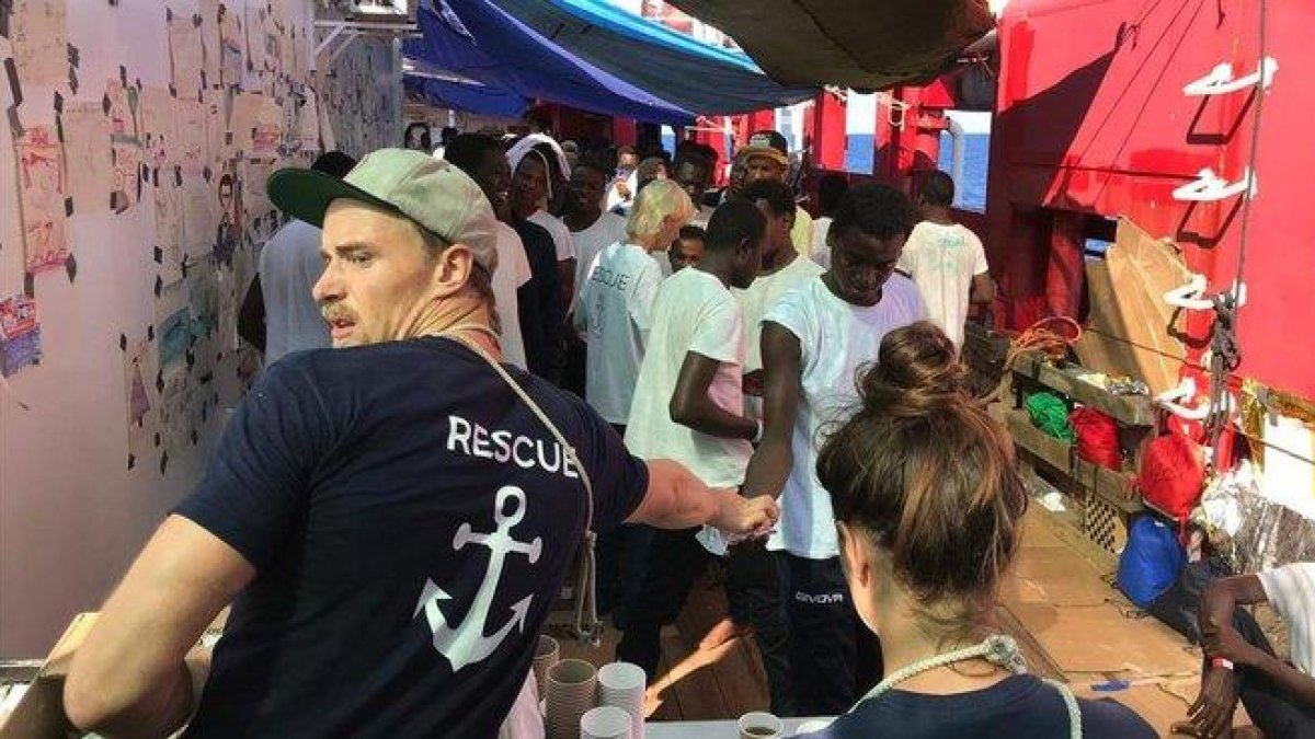 Voluntarios de Médicos sin Fronteras desembarcan en Malta a los inmigrantes recogidos por el ’Ocean Viking’.-AFP / ANNA CHAON