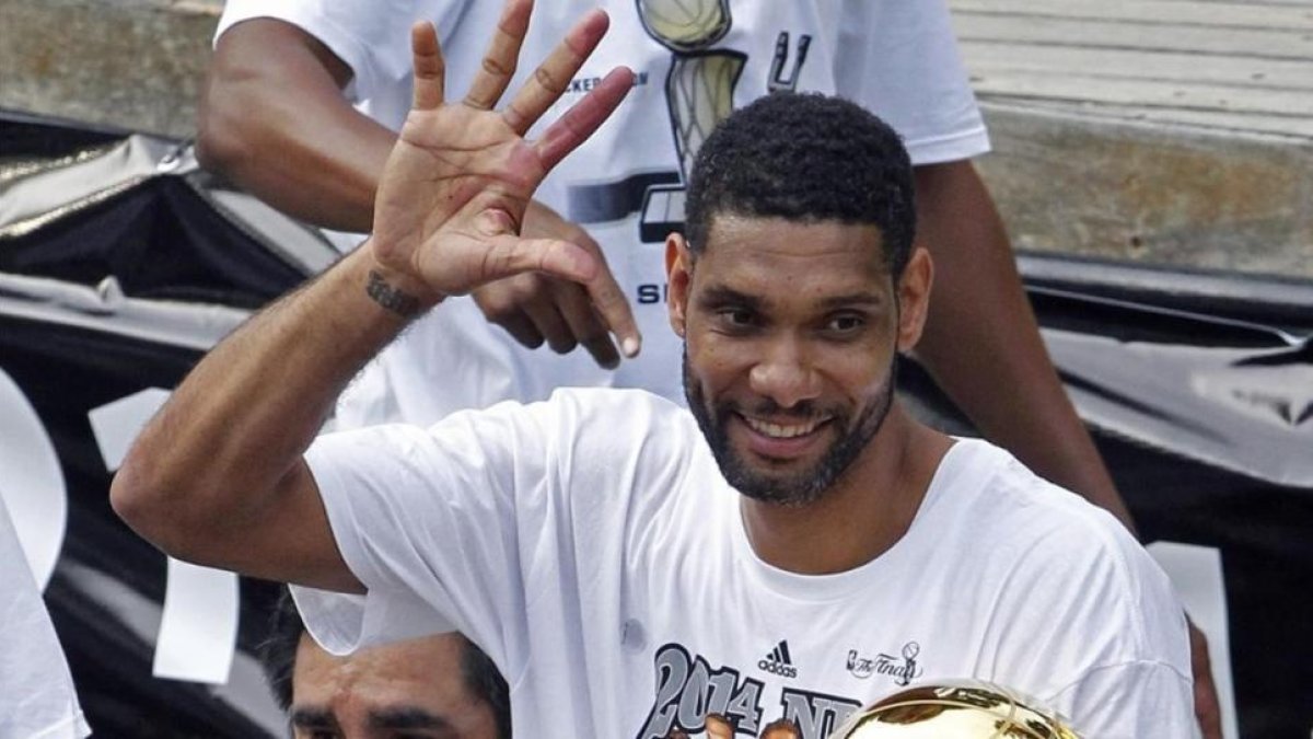 Tim Duncan, en junio del 2014, señalando los cinco títulos de la NBA conquistados.-AP / MICHAEL THOMAS